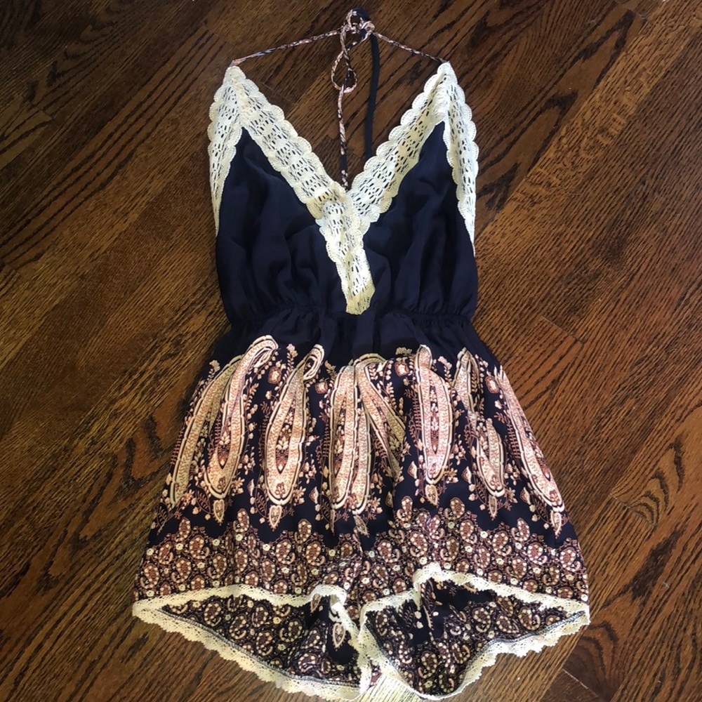 HALTER TIE LACE ROMPER